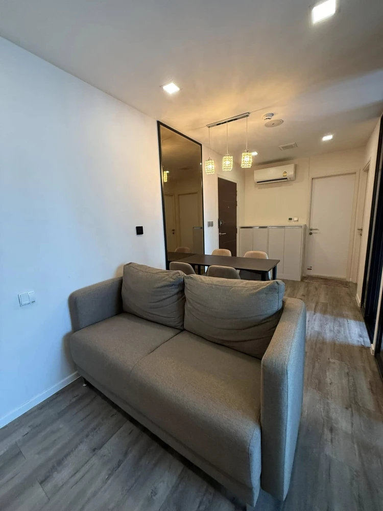 For rent, Brown Condo Huai Khwang, decorated with built-in marble patterns, corner room, very private. Don't be afraid to just look.