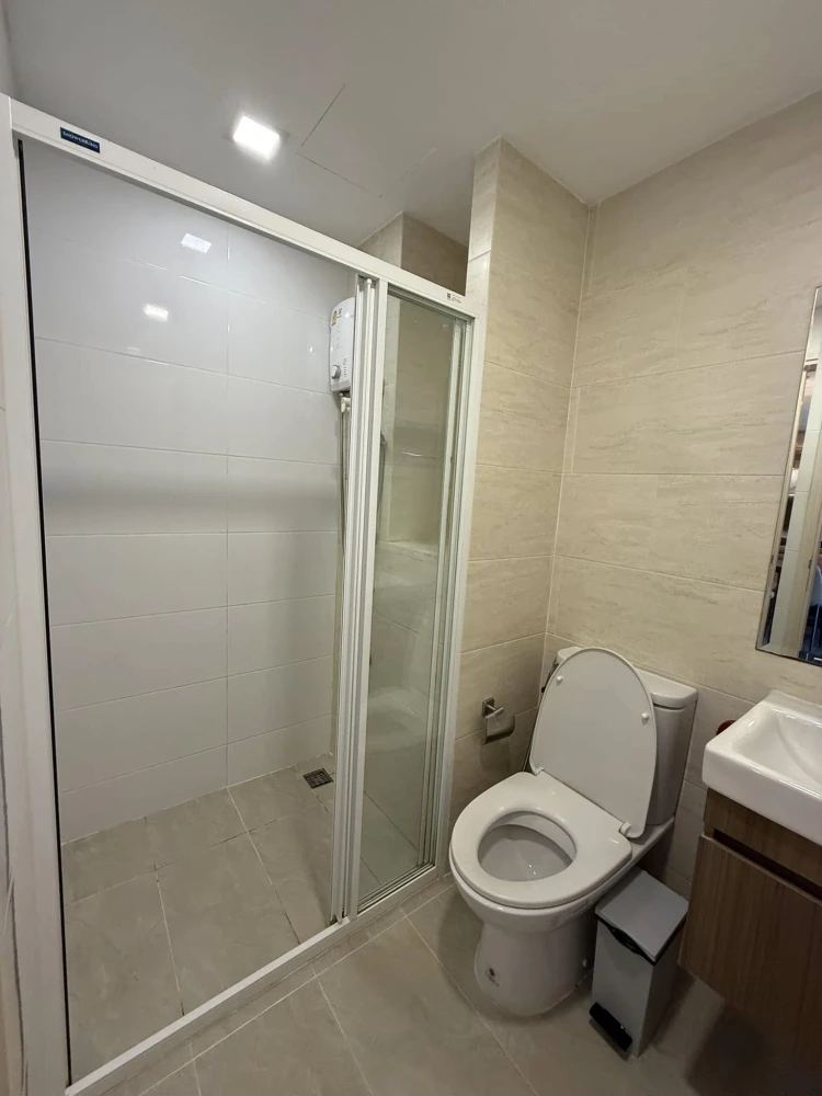 For rent, Brown Condo Huai Khwang, decorated with built-in marble patterns, corner room, very private. Don't be afraid to just look.