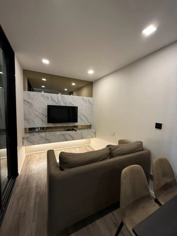 For rent, Brown Condo Huai Khwang, decorated with built-in marble patterns, corner room, very private. Don't be afraid to just look.