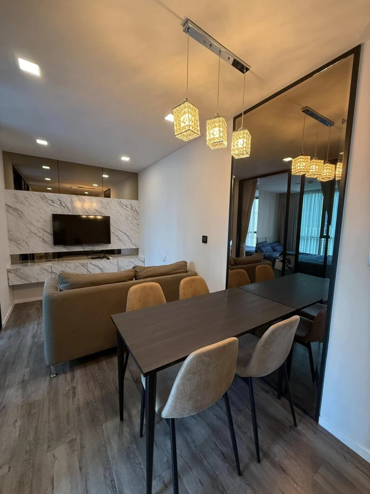 For rent, Brown Condo Huai Khwang, decorated with built-in marble patterns, corner room, very private. Don't be afraid to just look.