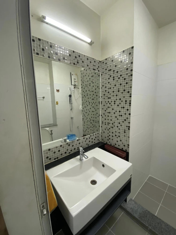 For rent: Briz Condominium, Rama 9-Hua Mak, ready to move in, with great wallpaper. You can reserve today.