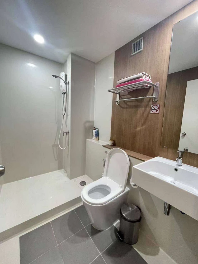 For rent!! Blossom Condo at Sathorn-Charoenrat, 4th floor, Building A, fully furnished, nice room, good location, don't miss it!!