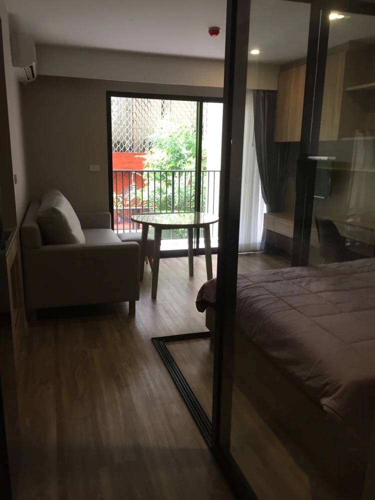 For rent, Blossom Condo @ Sathorn-Charoenrat, convenient transportation, full furniture, urgent!!