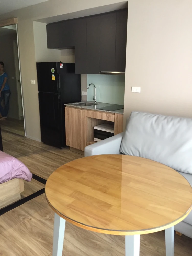 For rent, Blossom Condo @ Sathorn-Charoenrat, convenient transportation, full furniture, urgent!!