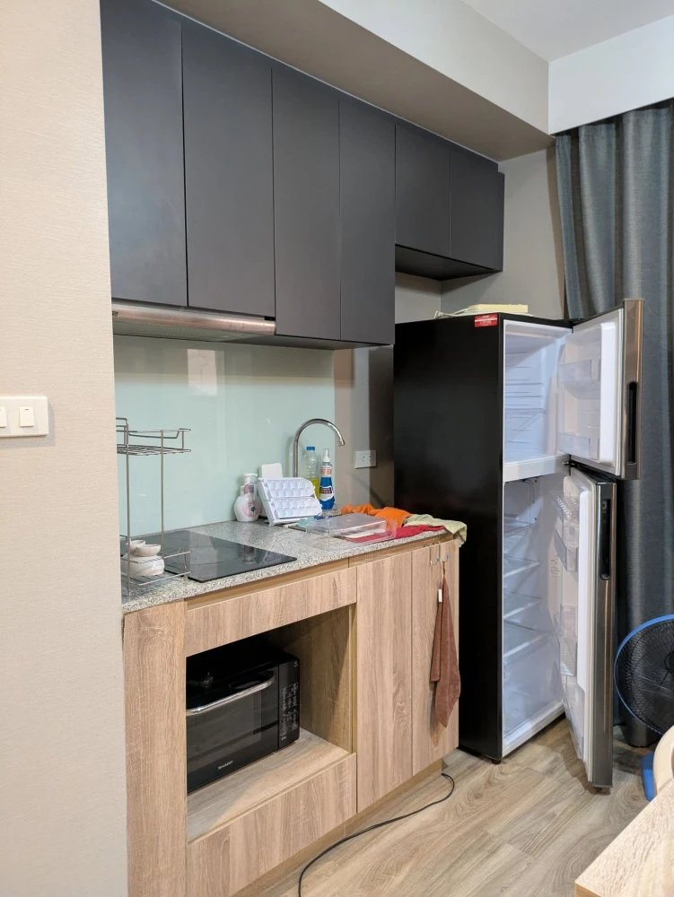 For rent: Blossom Condo at Sathorn-Charoenrat, beautiful room, good location. If interested, please make an appointment to view.
