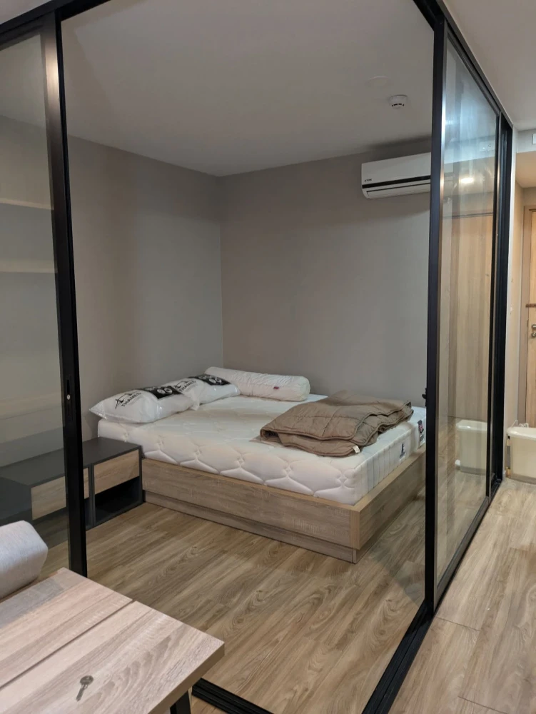 For rent: Blossom Condo at Sathorn-Charoenrat, beautiful room, good location. If interested, please make an appointment to view.