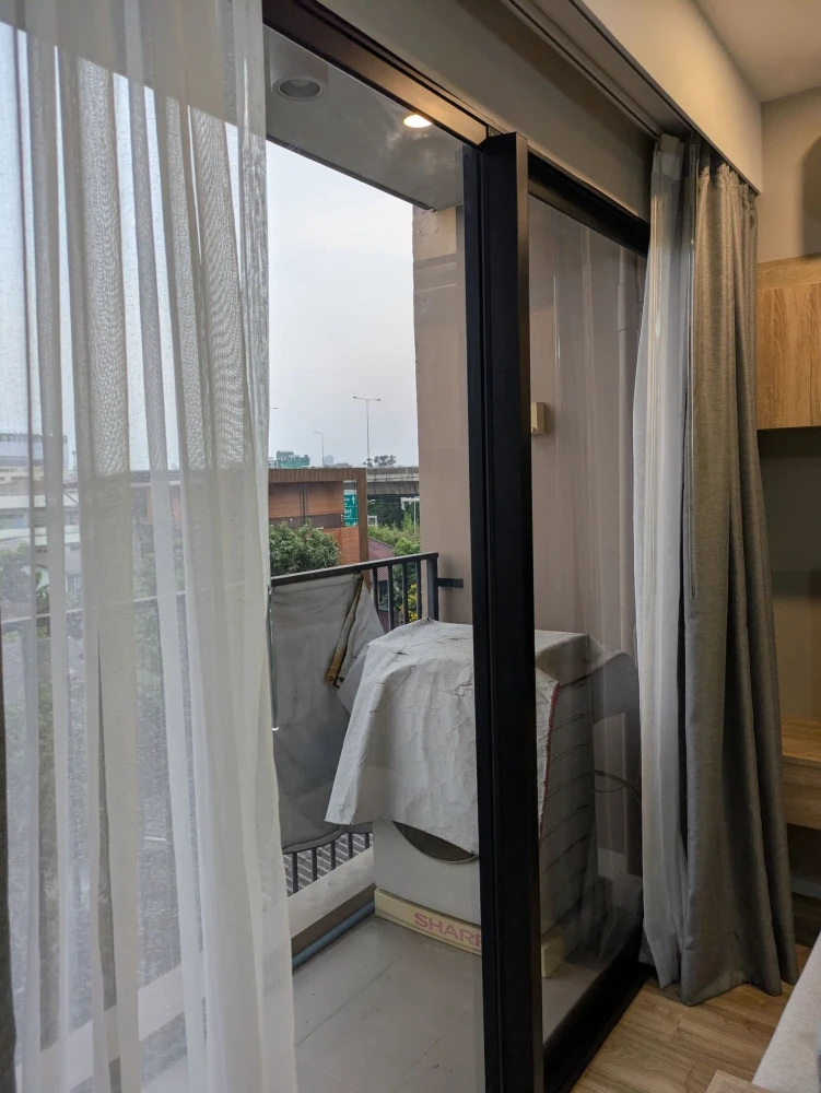 For rent: Blossom Condo at Sathorn-Charoenrat, beautiful room, good location. If interested, please make an appointment to view.