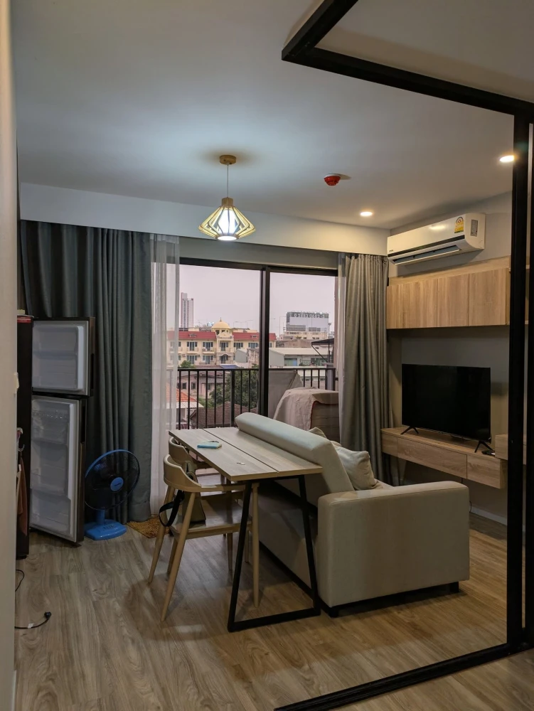 For rent: Blossom Condo at Sathorn-Charoenrat, beautiful room, good location. If interested, please make an appointment to view.