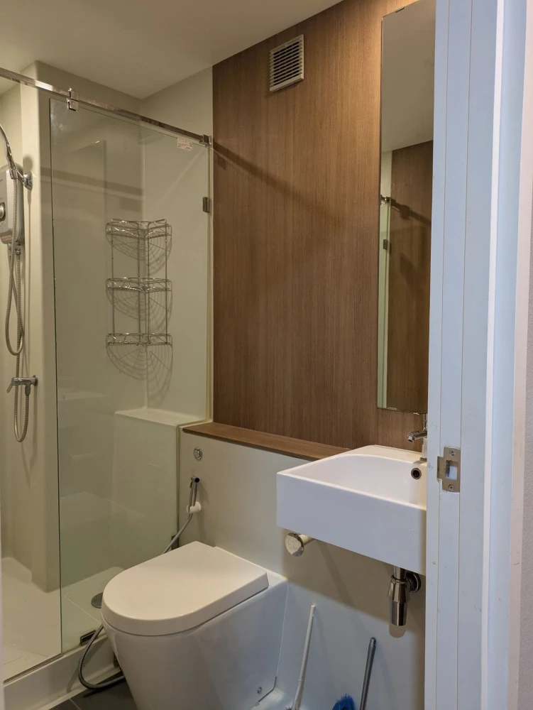 For rent: Blossom Condo at Sathorn-Charoenrat, beautiful room, good location. If interested, please make an appointment to view.