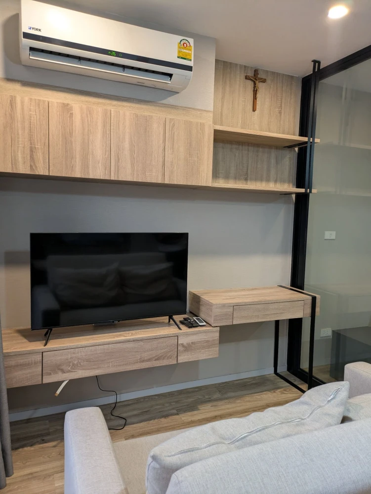 For rent: Blossom Condo at Sathorn-Charoenrat, beautiful room, good location. If interested, please make an appointment to view.