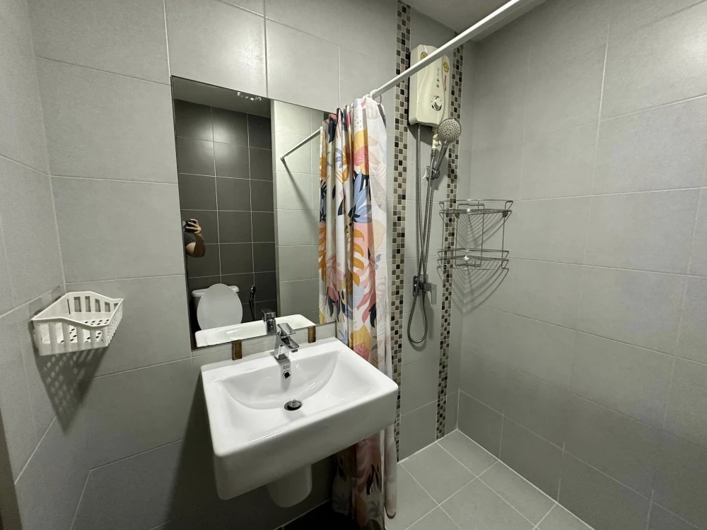 For rent: B Condo Phaholyothin, studio room, 1 bathroom, fully furnished with built-in furniture. Book now before it's too late!