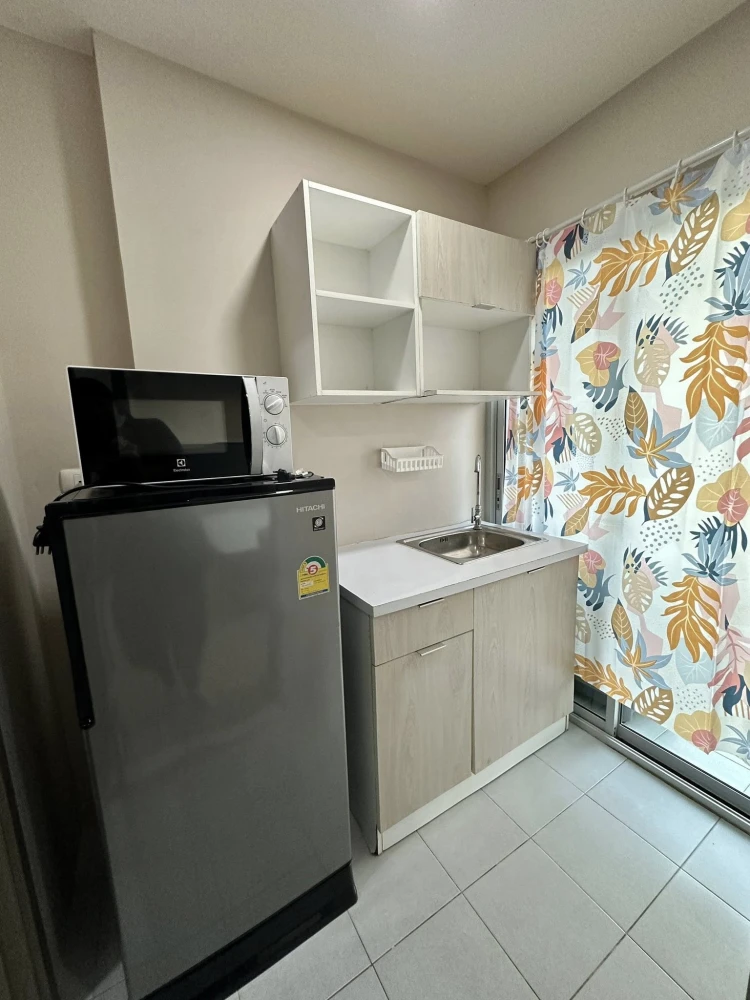 For rent: B Condo Phaholyothin, studio room, 1 bathroom, fully furnished with built-in furniture. Book now before it's too late!