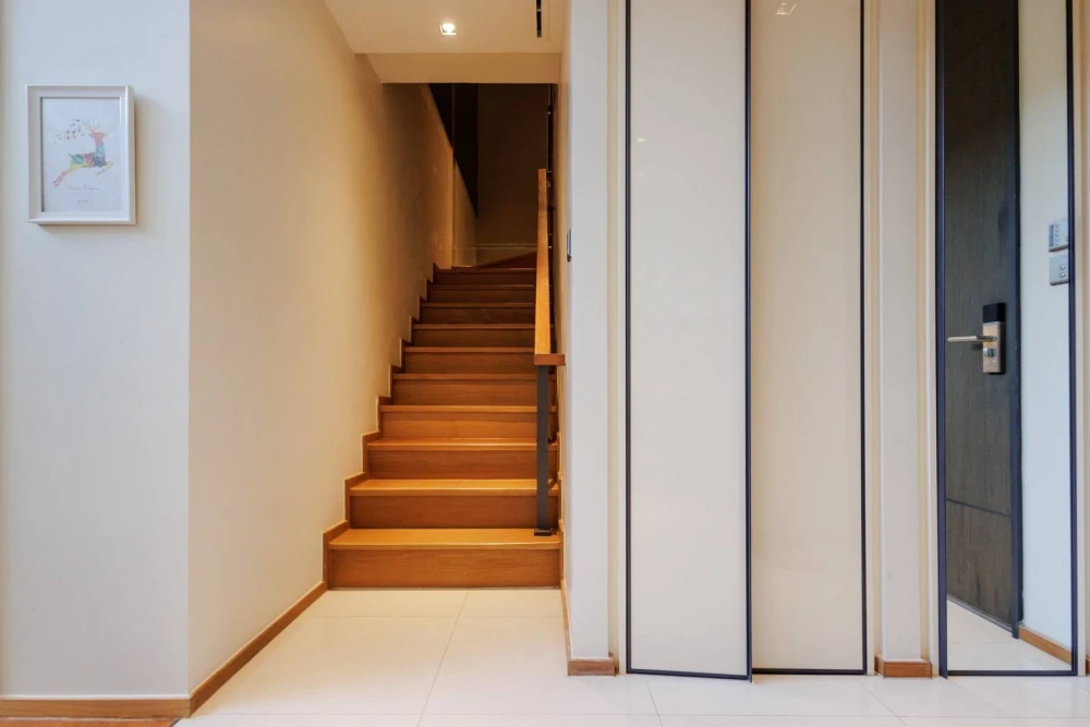 For rent: Beatnik Sukhumvit 32, high floor, duplex room, spacious, comfortable, with a big screen TV. Movie lovers, don't miss out, book now.