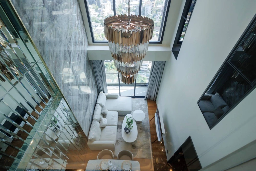 For rent: Beatnik Sukhumvit 32, high floor, duplex room, spacious, comfortable, with a big screen TV. Movie lovers, don't miss out, book now.
