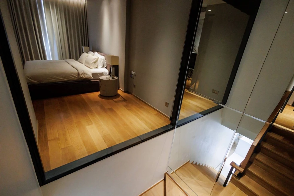 For rent: Beatnik Sukhumvit 32, high floor, duplex room, spacious, comfortable, with a big screen TV. Movie lovers, don't miss out, book now.