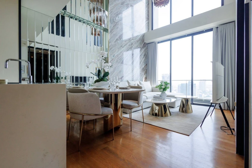 For rent: Beatnik Sukhumvit 32, high floor, duplex room, spacious, comfortable, with a big screen TV. Movie lovers, don't miss out, book now.