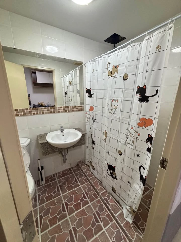 Boutique condo for rent, Ratchada 17, corner unit with balcony, fully furnished and decorated, ready to move in.