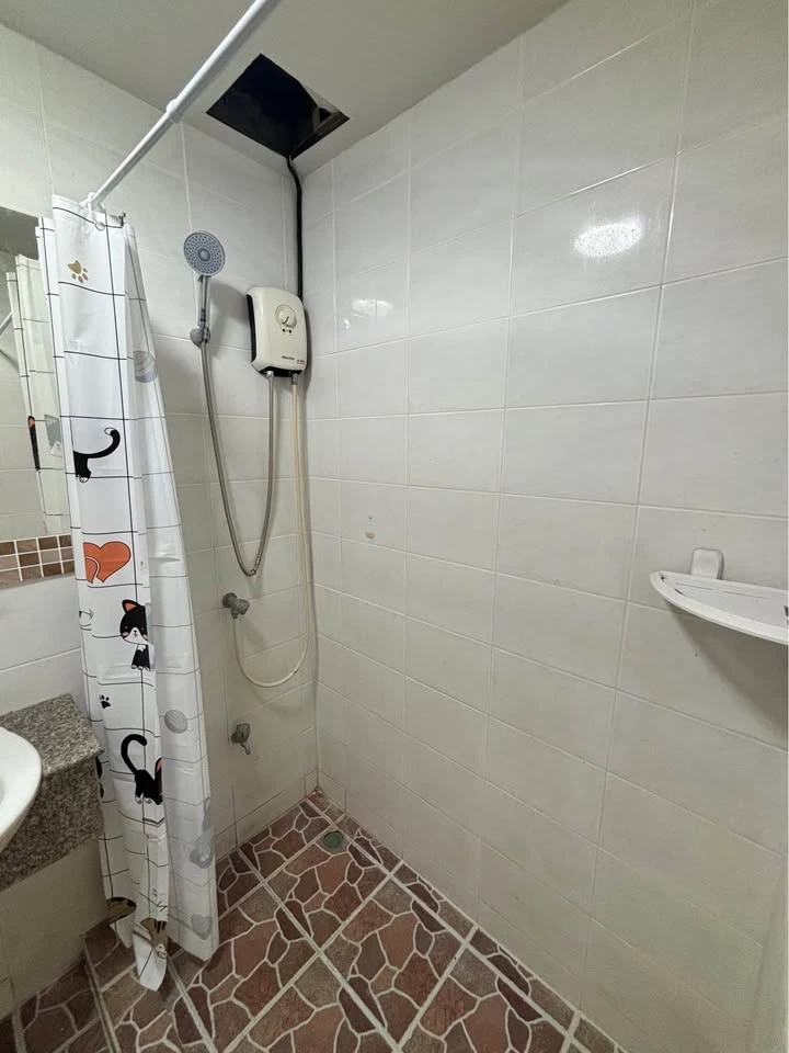Boutique condo for rent, Ratchada 17, corner unit with balcony, fully furnished and decorated, ready to move in.