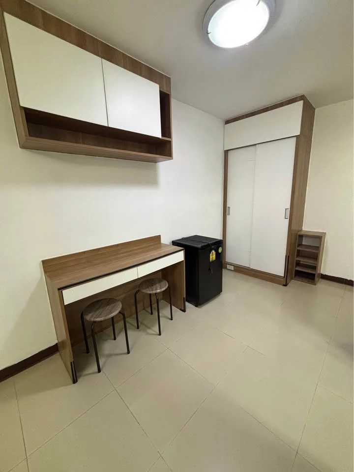 Boutique condo for rent, Ratchada 17, corner unit with balcony, fully furnished and decorated, ready to move in.