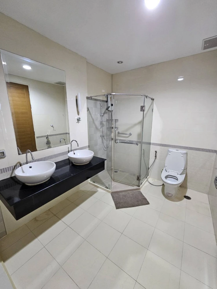 House for rent in the middle of Siam-Pathumwan, 3 bedrooms, 3 bathrooms, fully furnished, hurry and reserve before it's gone.