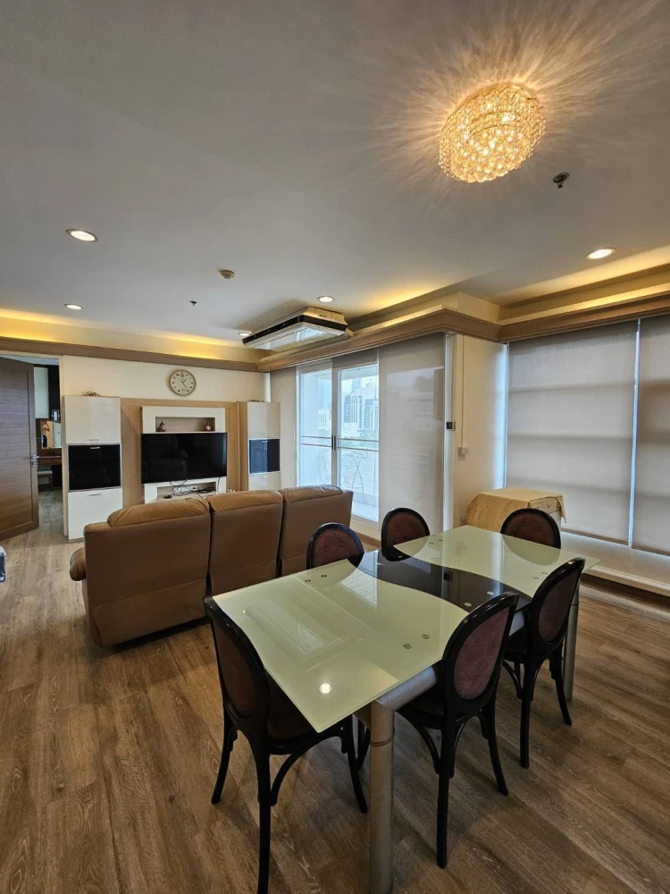House for rent in the middle of Siam-Pathumwan, 3 bedrooms, 3 bathrooms, fully furnished, hurry and reserve before it's gone.