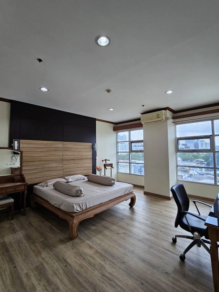 House for rent in the middle of Siam-Pathumwan, 3 bedrooms, 3 bathrooms, fully furnished, hurry and reserve before it's gone.