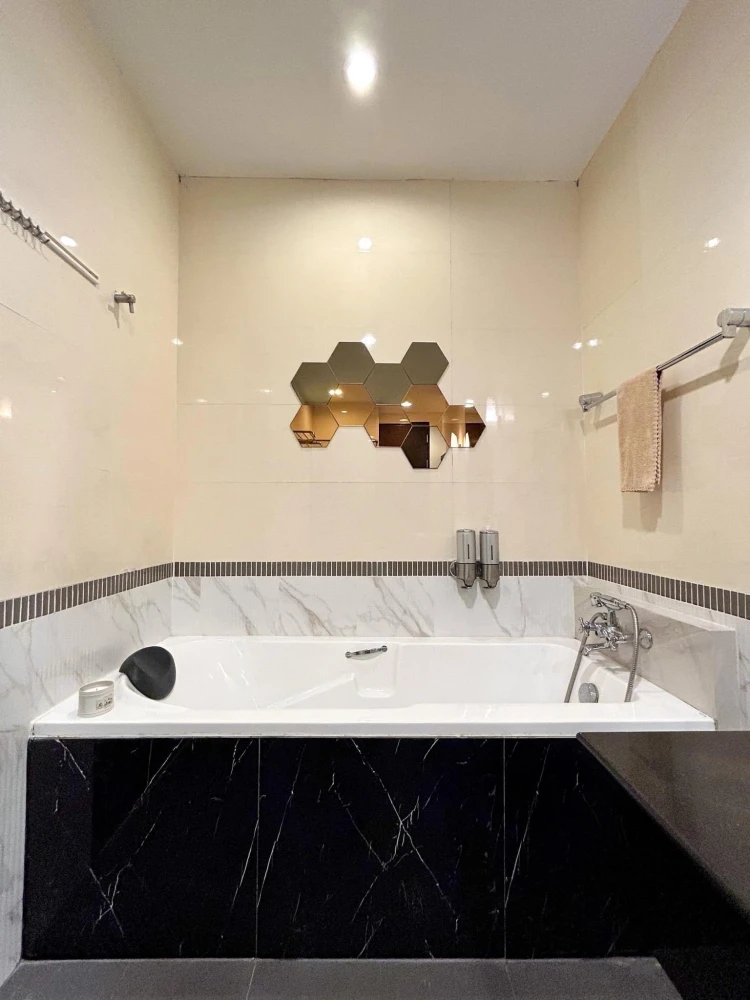 House for rent in the middle of Bangkok, Siam-Pathumwan, spacious room, clean, airy, fully decorated, complete with electrical appliances, must book.