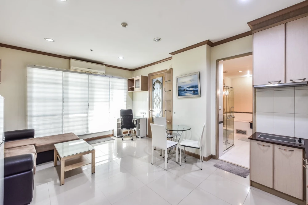 For rent: House in the middle of the city, Siam-Pathumwan, a nice room, comes with complete decorations, book now, don't miss it.