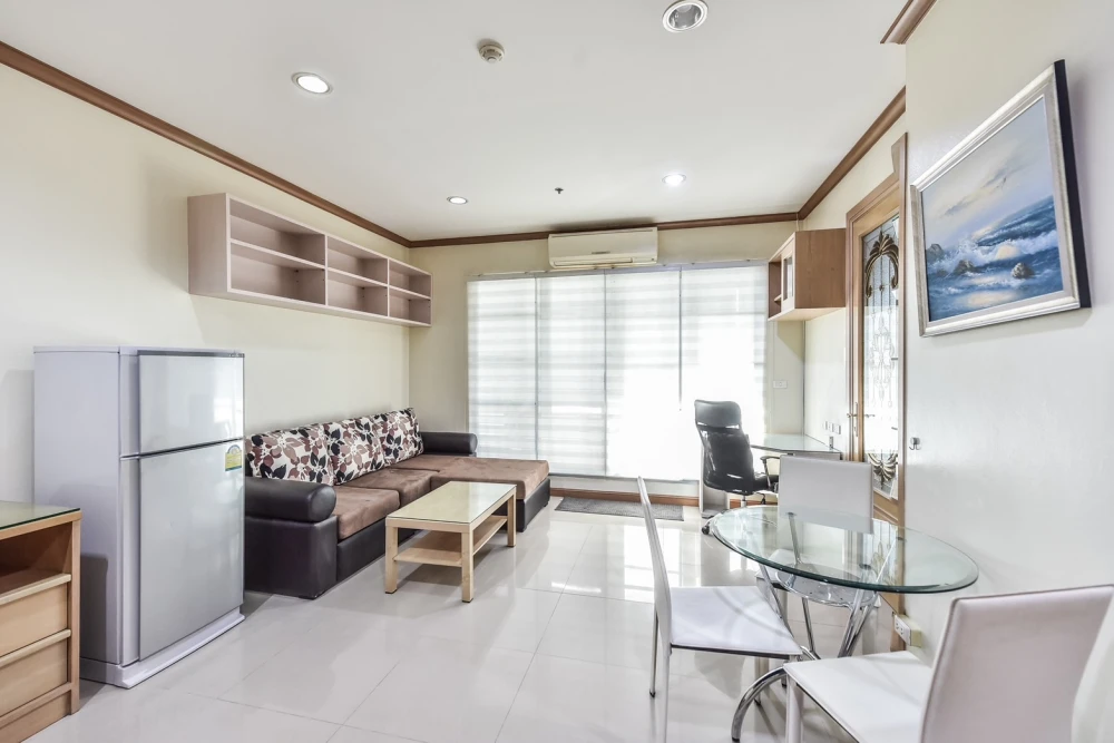 For rent: House in the middle of the city, Siam-Pathumwan, a nice room, comes with complete decorations, book now, don't miss it.