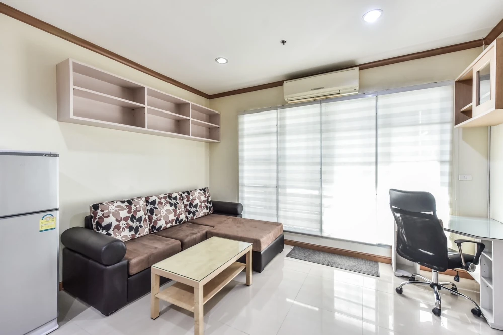 For rent: House in the middle of the city, Siam-Pathumwan, a nice room, comes with complete decorations, book now, don't miss it.