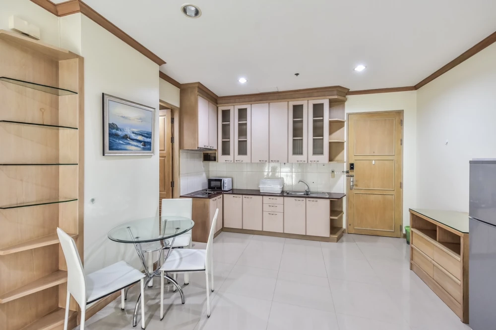 For rent: House in the middle of the city, Siam-Pathumwan, a nice room, comes with complete decorations, book now, don't miss it.