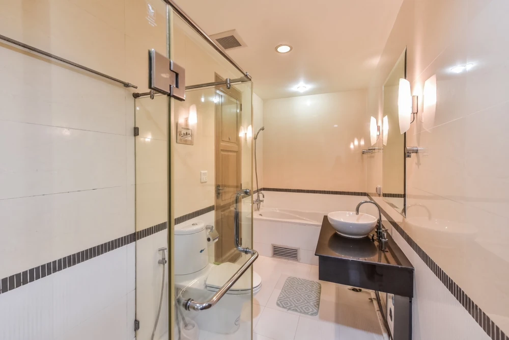 For rent: House in the middle of the city, Siam-Pathumwan, a nice room, comes with complete decorations, book now, don't miss it.