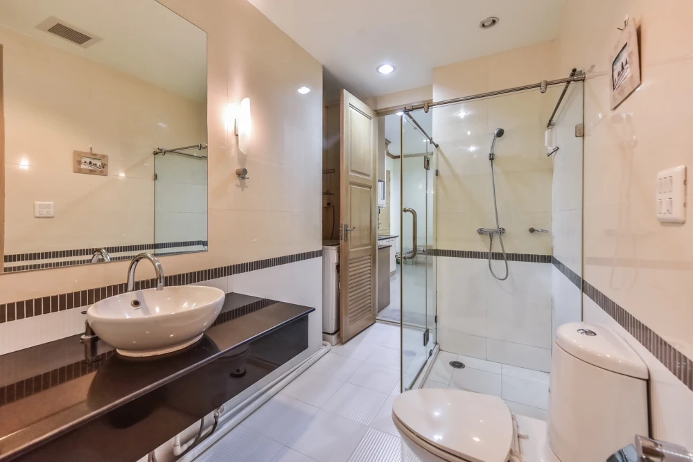 For rent: House in the middle of the city, Siam-Pathumwan, a nice room, comes with complete decorations, book now, don't miss it.