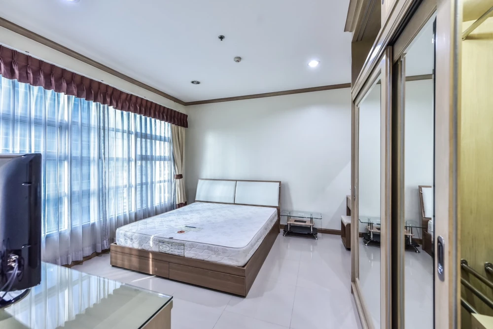 For rent: House in the middle of the city, Siam-Pathumwan, a nice room, comes with complete decorations, book now, don't miss it.