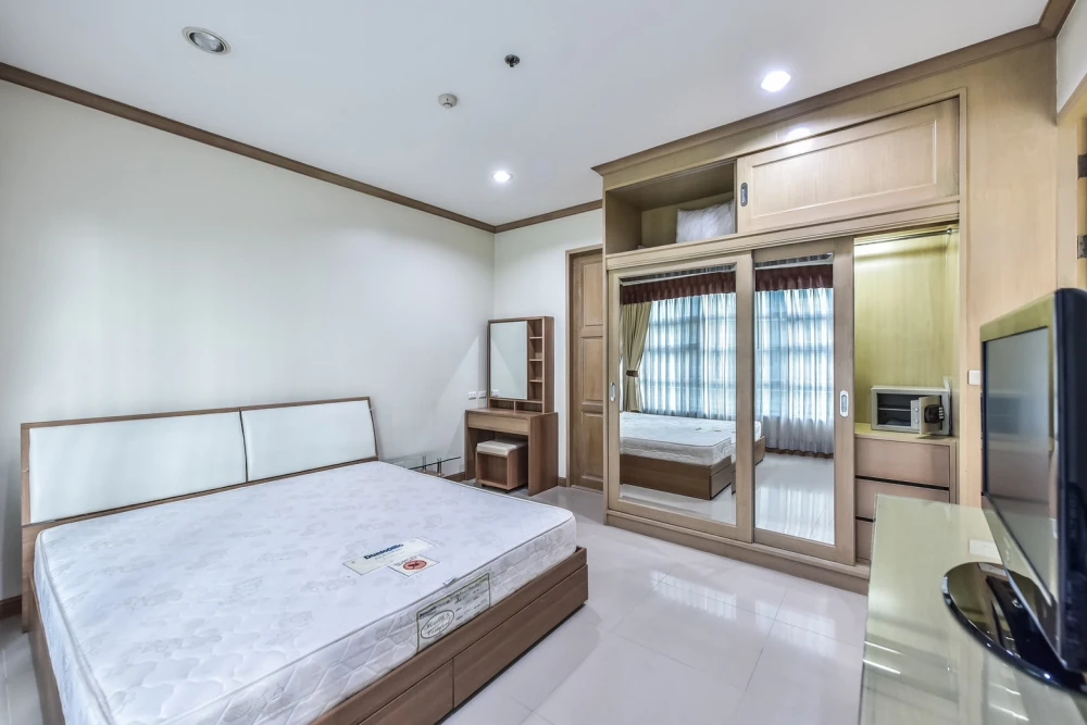 For rent: House in the middle of the city, Siam-Pathumwan, a nice room, comes with complete decorations, book now, don't miss it.