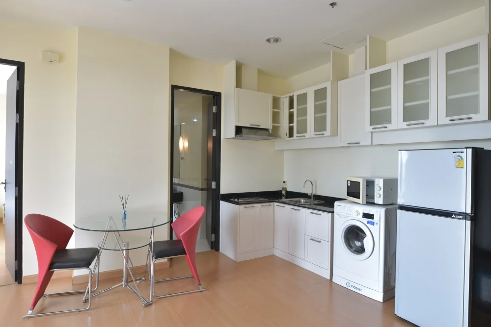 For rent: Townhouse in Siam-Pathumwan. Spacious and comfortable unit on the 23rd floor with great views. Fully furnished. Book now, don't delay!