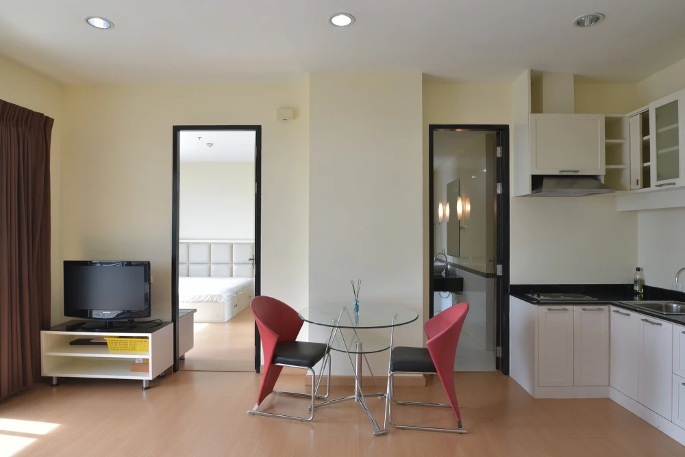 For rent: Townhouse in Siam-Pathumwan. Spacious and comfortable unit on the 23rd floor with great views. Fully furnished. Book now, don't delay!