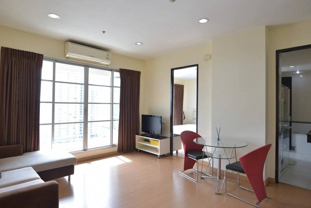 For rent: Townhouse in Siam-Pathumwan. Spacious and comfortable unit on the 23rd floor with great views. Fully furnished. Book now, don't delay!