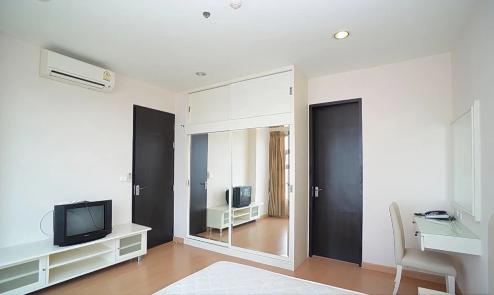 For rent: Townhouse in Siam-Pathumwan. Spacious and comfortable unit on the 23rd floor with great views. Fully furnished. Book now, don't delay!