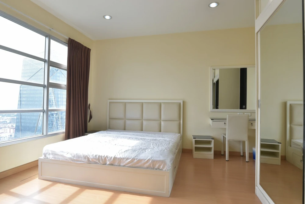 For rent: Townhouse in Siam-Pathumwan. Spacious and comfortable unit on the 23rd floor with great views. Fully furnished. Book now, don't delay!