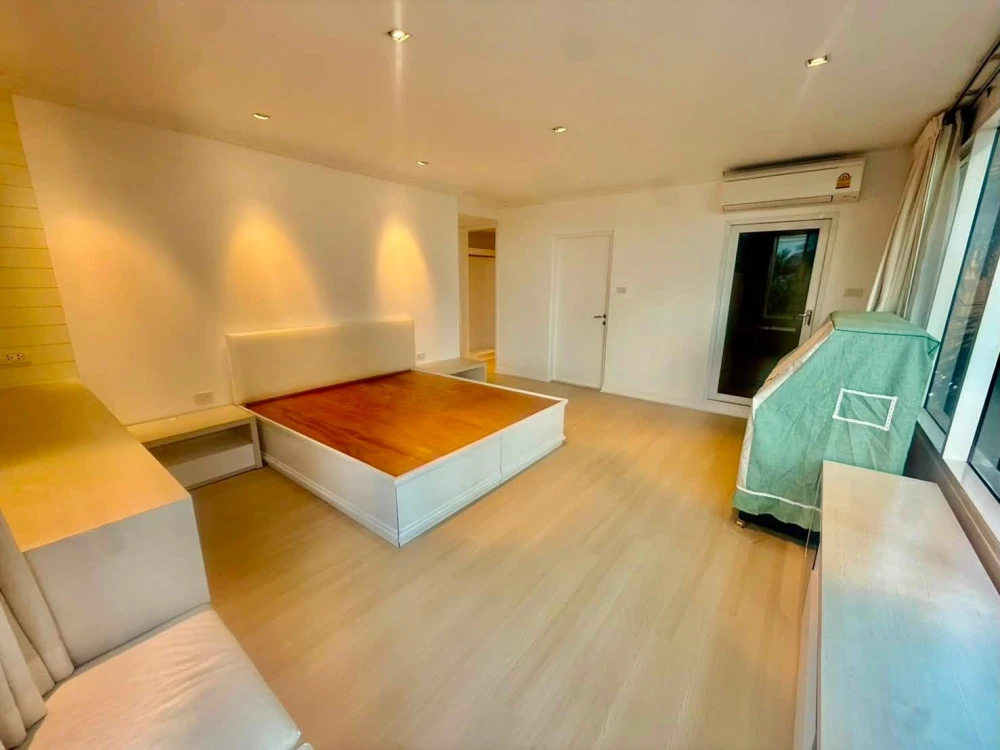 For rent: Baan Siri Ruedee Condo, 3 bedrooms, in the Ruamrudee-Ploenchit area. Spacious living in the heart of Bangkok's most luxurious district. images