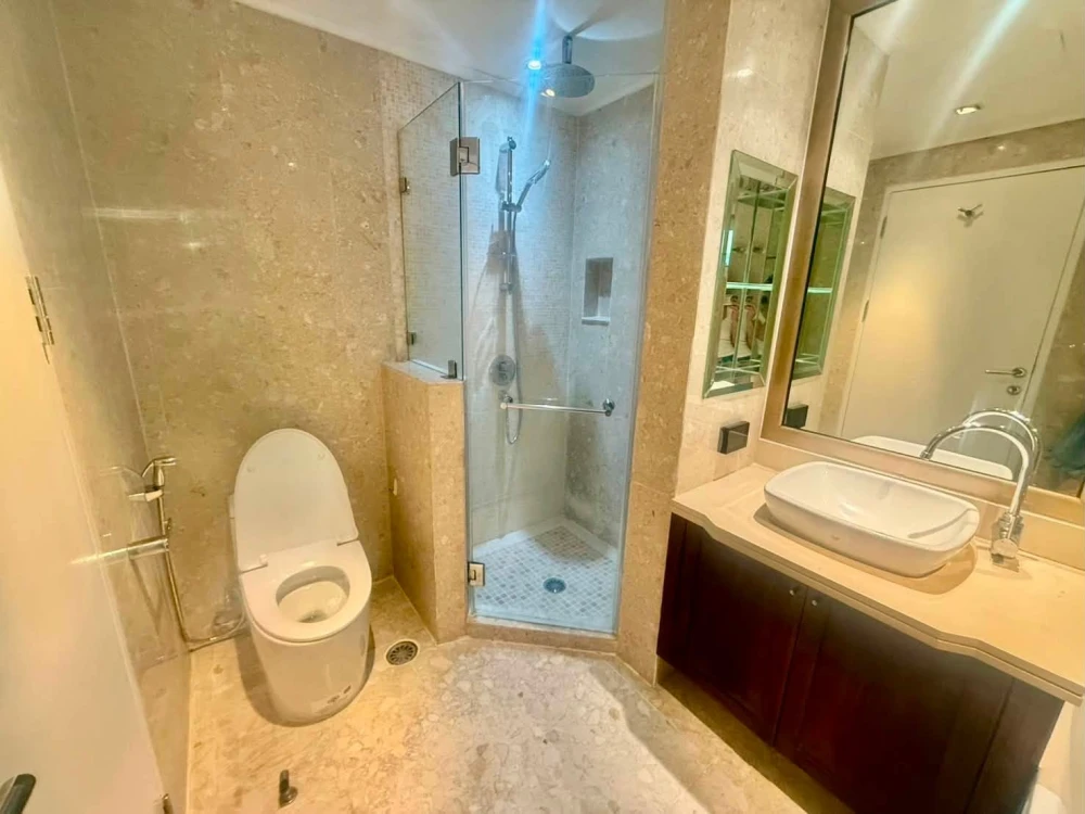 For rent: Baan Siri Ruedee Condo, 3 bedrooms, in the Ruamrudee-Ploenchit area. Spacious living in the heart of Bangkok's most luxurious district.