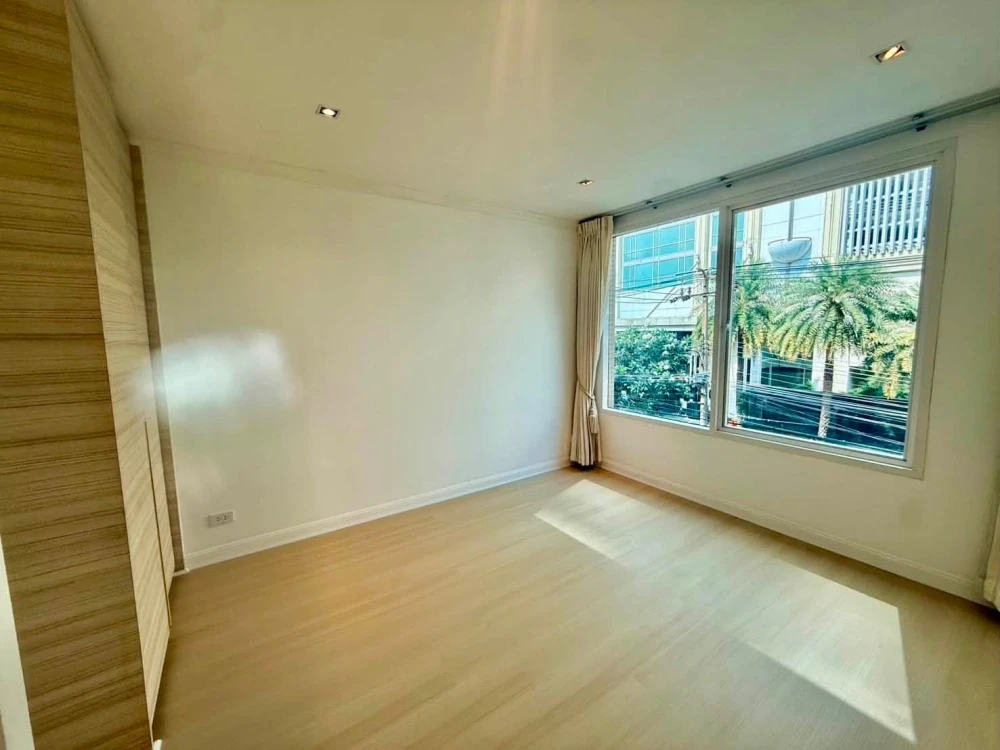 For rent: Baan Siri Ruedee Condo, 3 bedrooms, in the Ruamrudee-Ploenchit area. Spacious living in the heart of Bangkok's most luxurious district.