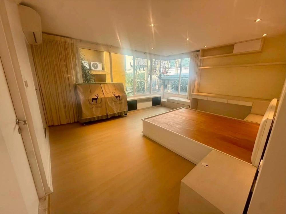 For rent: Baan Siri Ruedee Condo, 3 bedrooms, in the Ruamrudee-Ploenchit area. Spacious living in the heart of Bangkok's most luxurious district.
