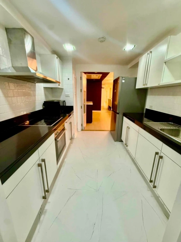 For rent: Baan Siri Ruedee Condo, 3 bedrooms, in the Ruamrudee-Ploenchit area. Spacious living in the heart of Bangkok's most luxurious district.