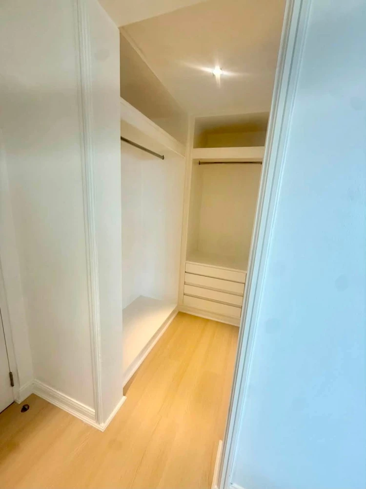For rent: Baan Siri Ruedee Condo, 3 bedrooms, in the Ruamrudee-Ploenchit area. Spacious living in the heart of Bangkok's most luxurious district.