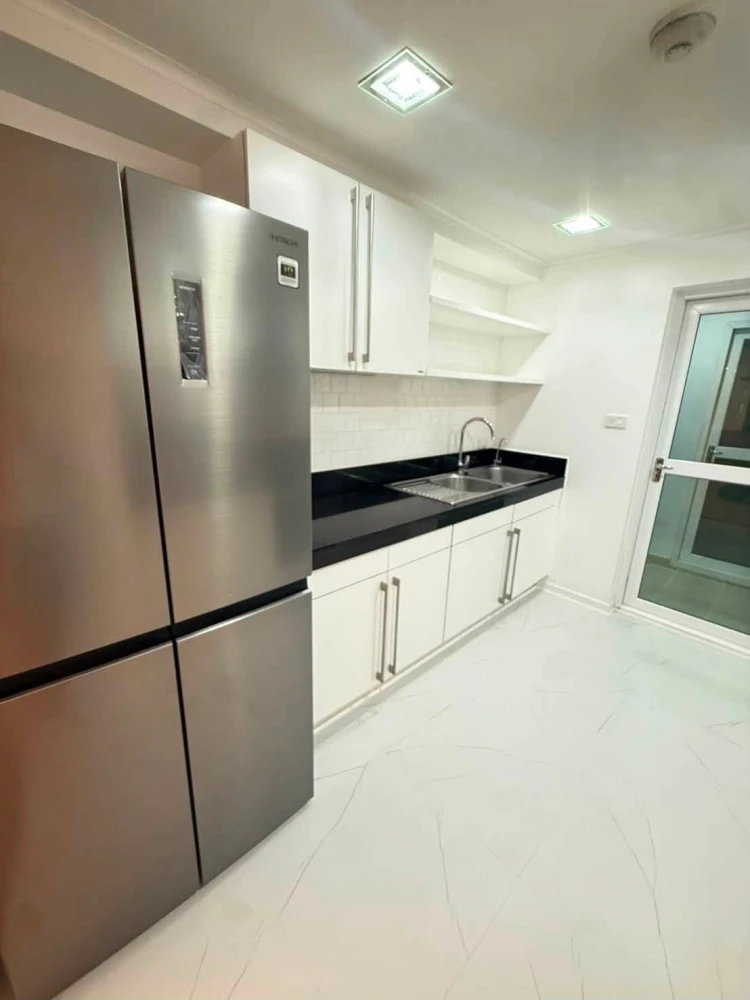 For rent: Baan Siri Ruedee Condo, 3 bedrooms, in the Ruamrudee-Ploenchit area. Spacious living in the heart of Bangkok's most luxurious district.