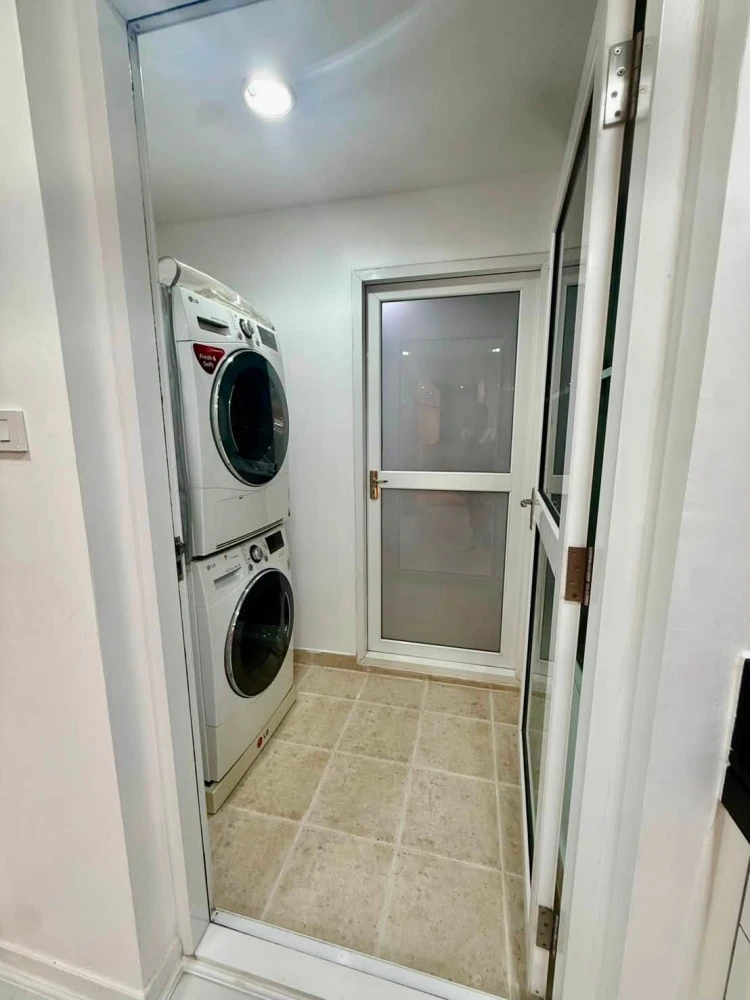 For rent: Baan Siri Ruedee Condo, 3 bedrooms, in the Ruamrudee-Ploenchit area. Spacious living in the heart of Bangkok's most luxurious district.
