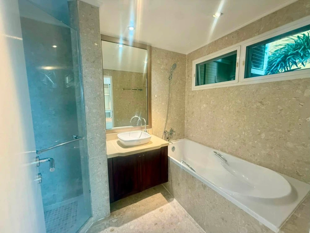 For rent: Baan Siri Ruedee Condo, 3 bedrooms, in the Ruamrudee-Ploenchit area. Spacious living in the heart of Bangkok's most luxurious district.