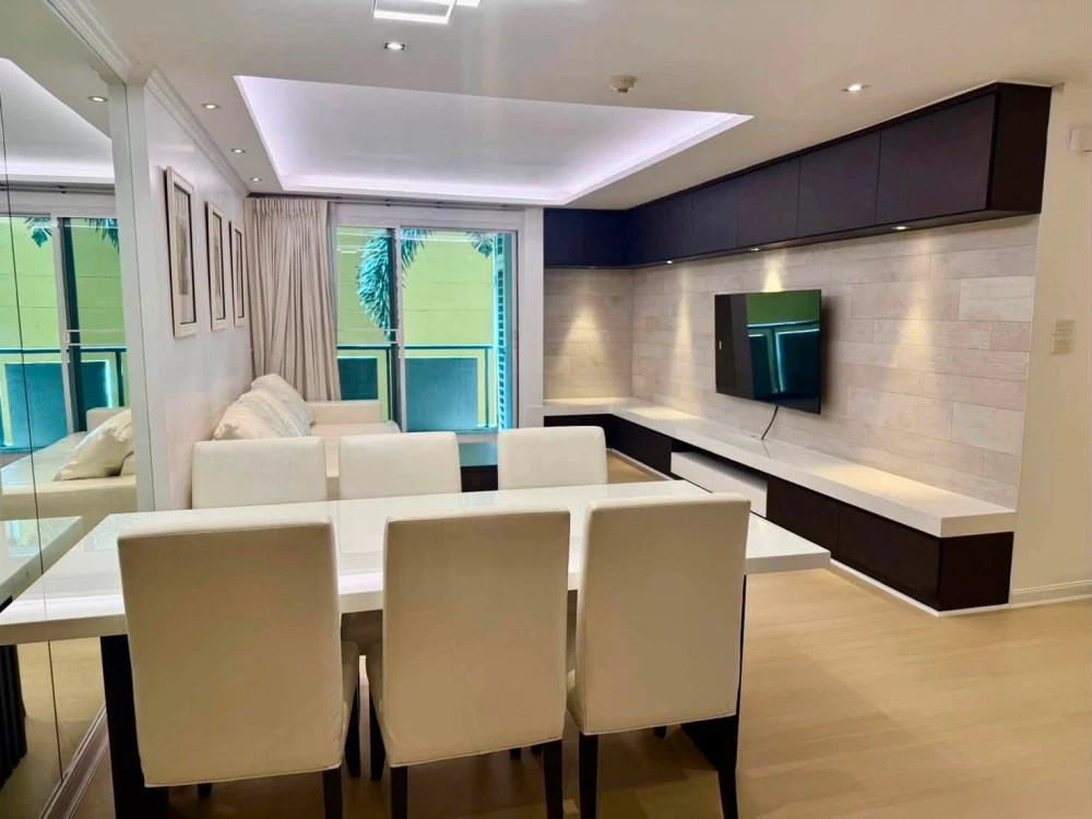 For rent: Baan Siri Ruedee Condo, 3 bedrooms, in the Ruamrudee-Ploenchit area. Spacious living in the heart of Bangkok's most luxurious district.
